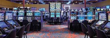 Filipino player spinning slot reels on iwinjili mobile browser